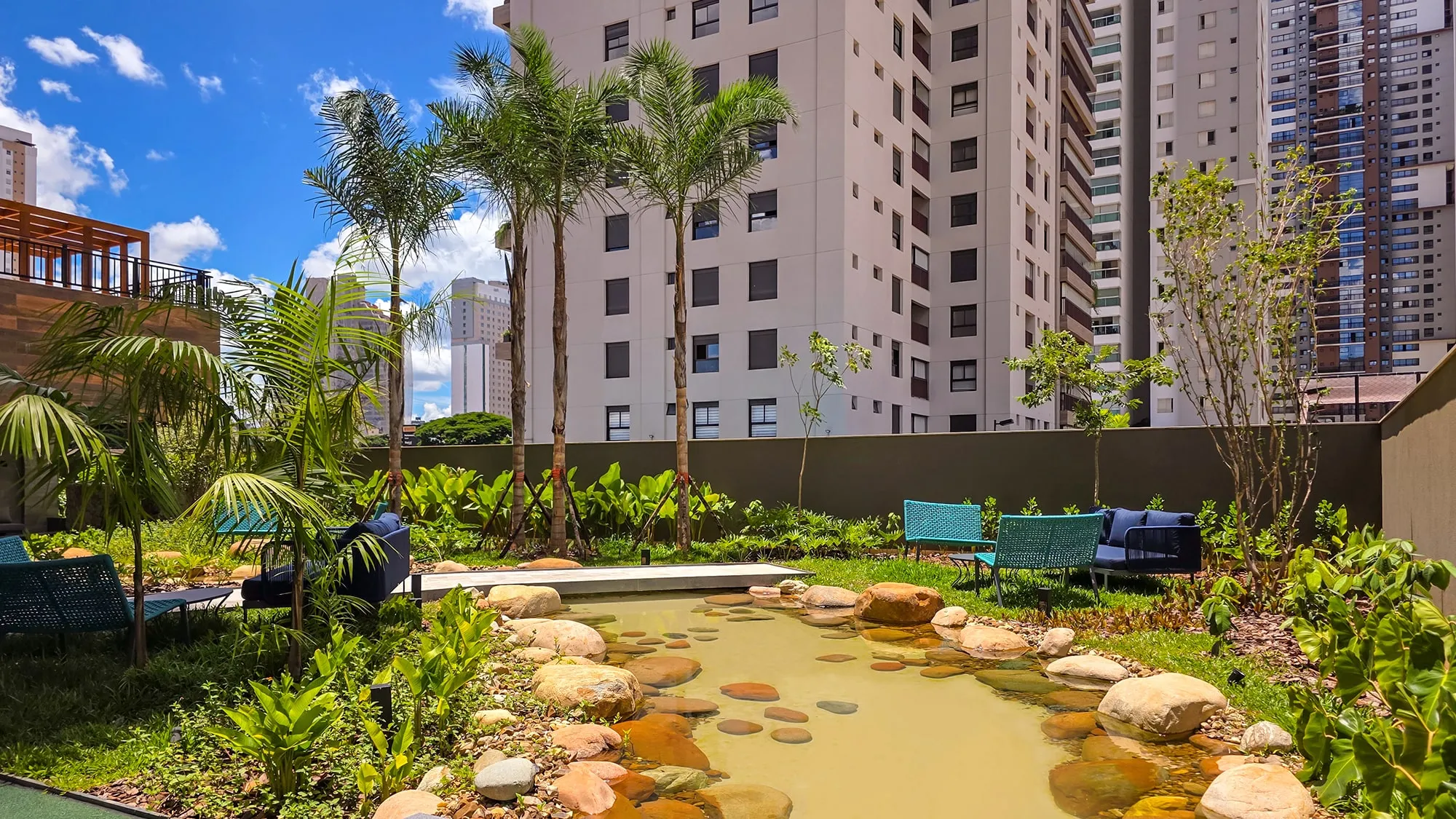 Casa Brasileira Consciente — Praça com Lago e jardim