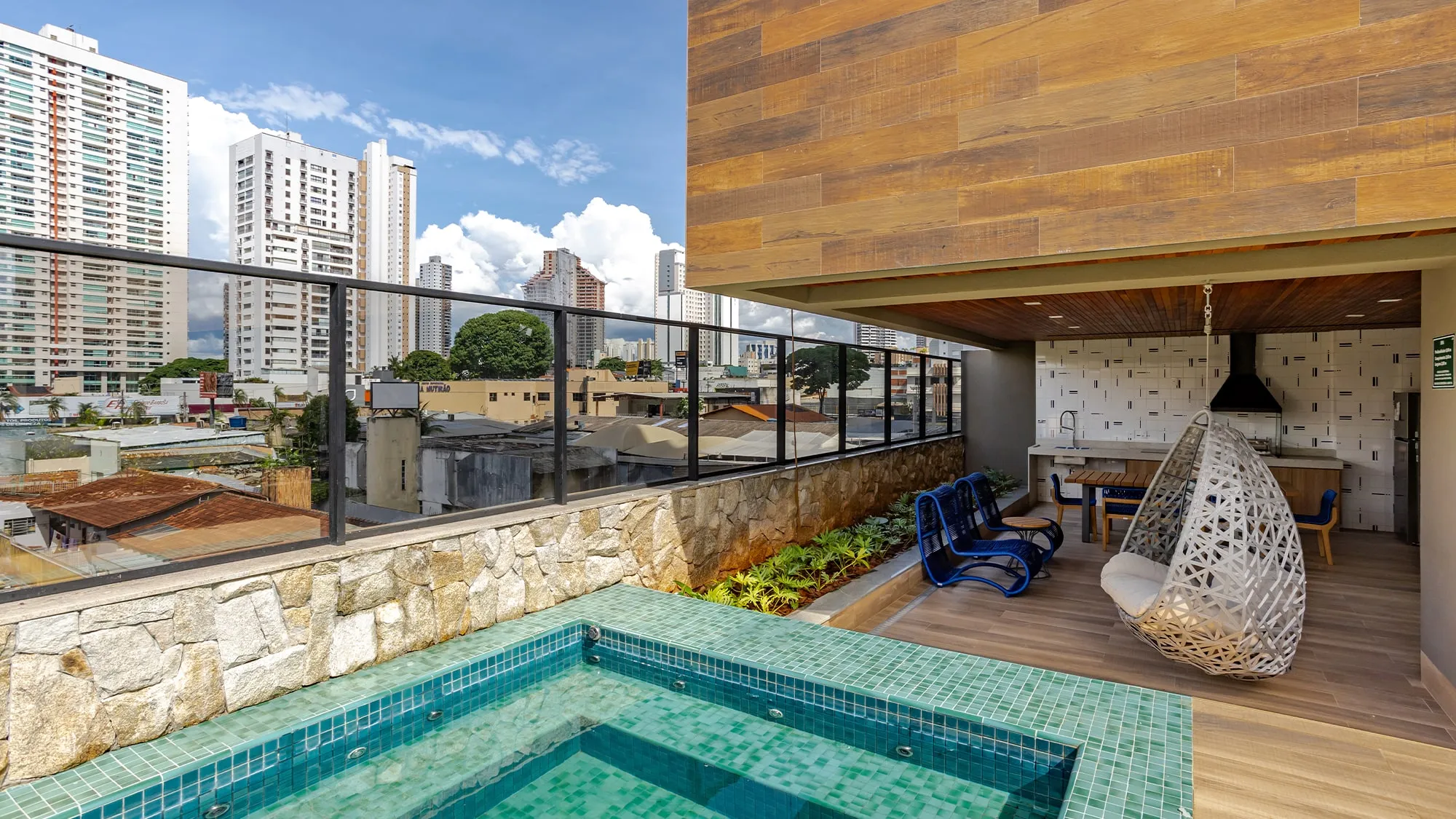 Casa Brasileira Consciente — Churrasqueira com piscina privativa